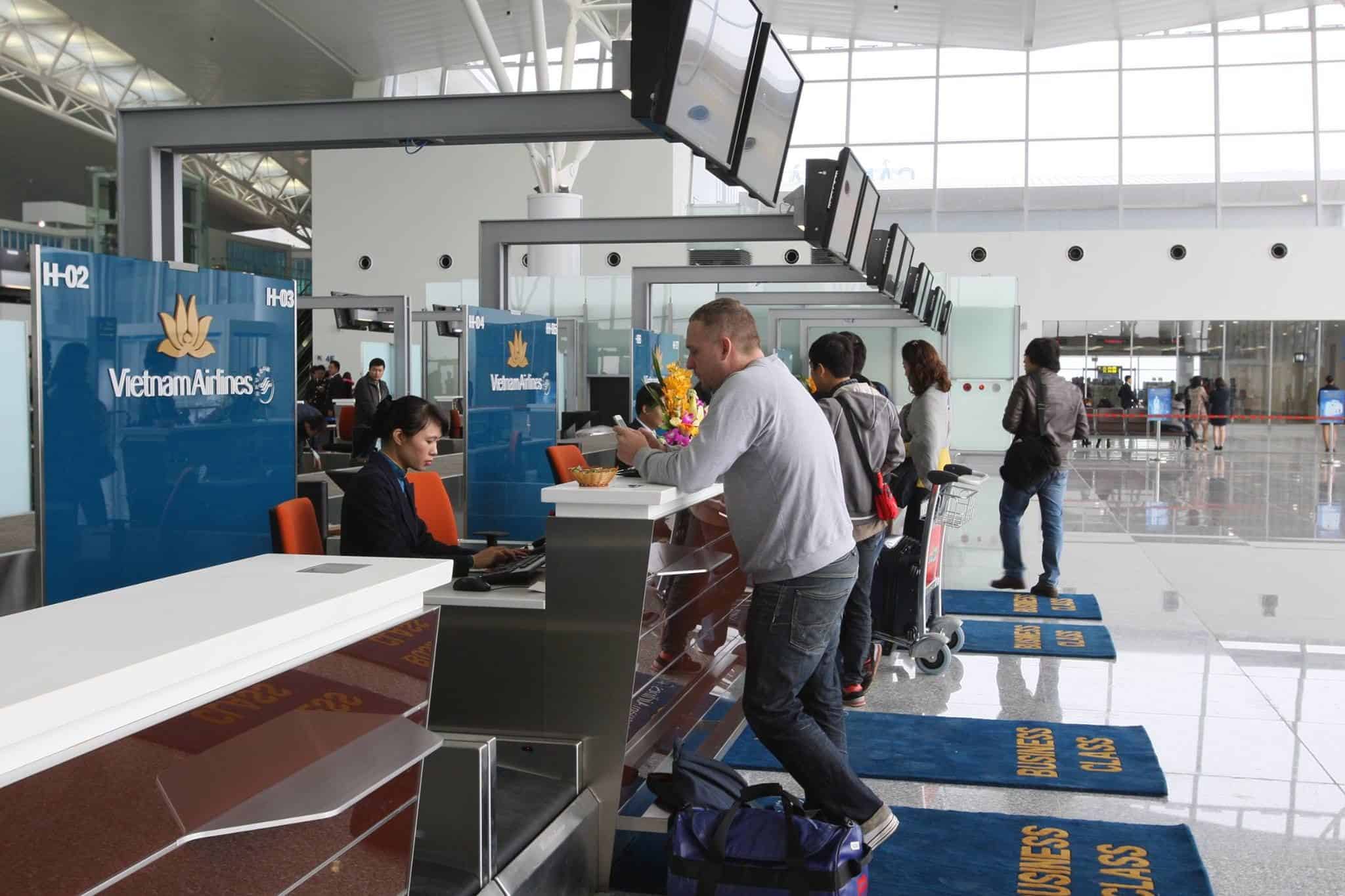 Hương và làm thủ tục check-in tại sân bay Nội Bài 3